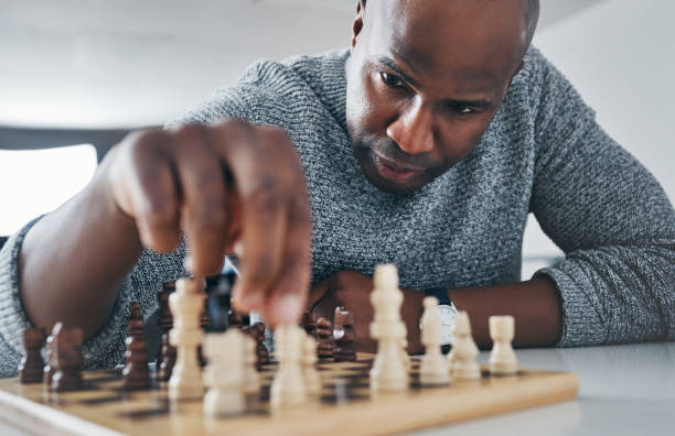 bleiben sie dem spiel immer einen schritt voraus - concentration chess playing playful stock-fotos und bilder