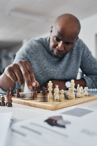 genau wie schach, können sie nicht erfolgreich sein, ohne einen zug zu machen - concentration chess playing playful stock-fotos und bilder