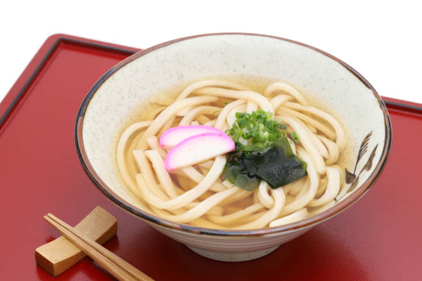 fideos japoneses kake udon en un tazón de cerámica - chopsticks rest kitchen utensil dishware horizontal fotografías e imágenes de stock