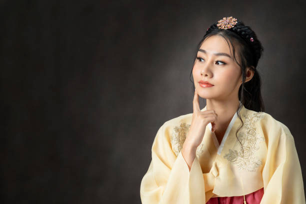 mujer coreana usando vestido tradicional coreano (hanbok) sobre fondo negro en el estudio. hermosa cultura de corea. - boda coreana fotografías e imágenes de stock