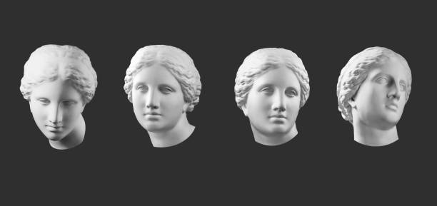 cuatro copias de yeso de la antigua estatua venus cabeza aislada sobre fondo negro. cara de mujer escultura de yeso. - busto escultura fotografías e imágenes de stock
