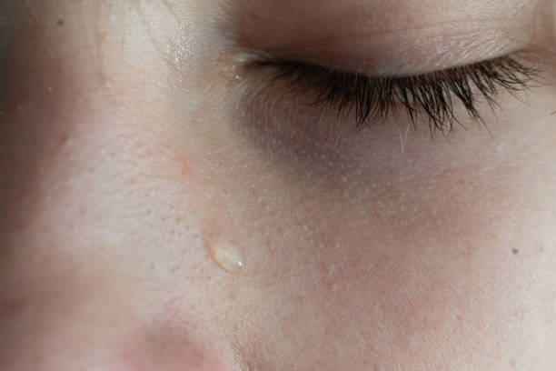 z bliska młody mężczyzna trzymający popcorn, aby umieścić go w ustach - child grief mourner disappointment zdjęcia i obrazy z banku zdjęć