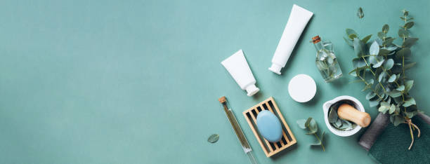 白色化妝品瓶,花,毛巾,綠色背景的肥皂。頂視圖,平躺。天然有機美容產品概念。水療、皮膚護理、身體護理 - 俯拍 圖片 個照片及圖片檔