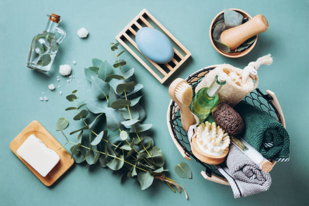 jabón de madera, jabón, eucalipto sobre fondo verde. cero residuos, herramientas de baño orgánicas naturales. vida libre de plástico. cuidado ecológico de la piel, concepto de tratamiento corporal - bathroom item fotografías e imágenes de stock