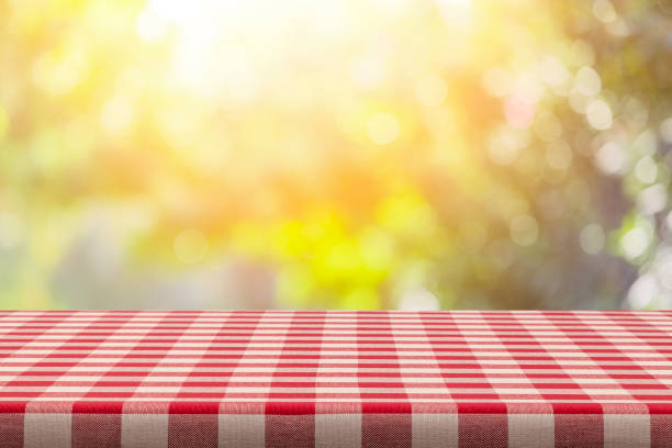 fundos: tablecloth checkered vermelho e branco com a folha luxúria amarela no fundo - outdoors ornamental garden front or back yard spring - fotografias e filmes do acervo