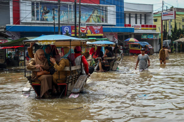 inundações embebidos distrito de bandung - algi - fotografias e filmes do acervo