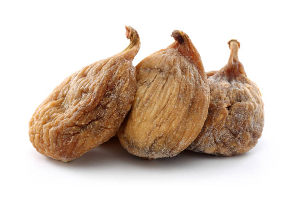 haufen getrockneter feigenfrüchte auf weiß isoliert - dried fig brown color image dried food stock-fotos und bilder