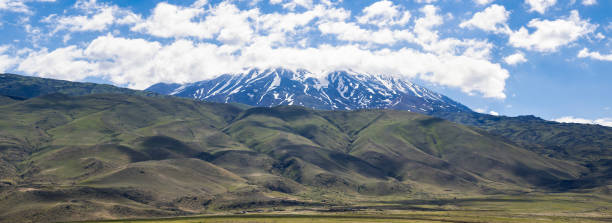 Igdir, Turkey, Middle East - July 01, 2019: breathtaking view of Mount Ararat, Agri Dagi, the highest mountain in the extreme east of Turkey accepted in Christianity as the resting place of Noah's Ark, a snow-capped and dormant compound volcano igdir, turquía, oriente medio: impresionante vista del monte ararat, agri dagi, la montaña más alta en el extremo este de turquía aceptada en el cristianismo como el lugar de descanso del arca de noé, un volcán compuesto nevado e inactivo