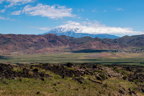 Igdir, Turkey, Middle East - July 01, 2019: breathtaking view of Mount Ararat, Agri Dagi, the highest mountain in the extreme east of Turkey accepted in Christianity as the resting place of Noah's Ark, a snow-capped and dormant compound volcano igdir, turquía, oriente medio: impresionante vista del monte ararat, agri dagi, la montaña más alta en el extremo este de turquía aceptada en el cristianismo como el lugar de descanso del arca de noé, un volcán compuesto nevado e inactivo