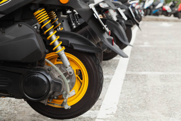 hulajnogi stoją w rzędzie na miejskim parkingu - shock absorber car part of motorcycle zdjęcia i obrazy z banku zdjęć