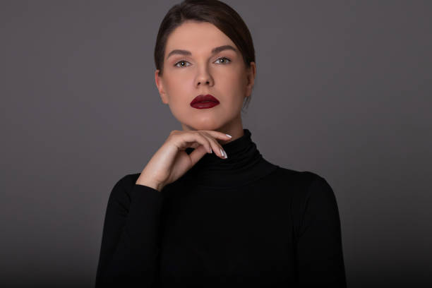 schöne brünette mode modell posiert für foto-shooting - lipstick russian ethnicity fashion model fashion stock-fotos und bilder