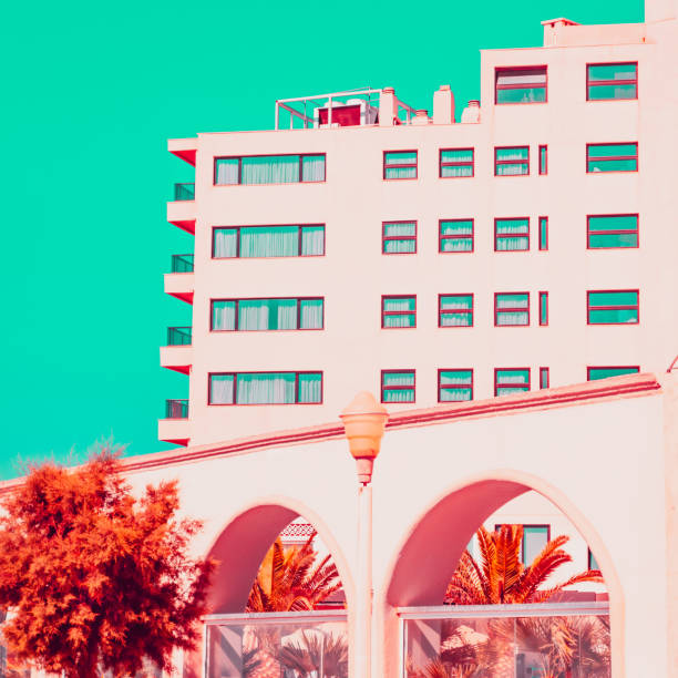teil der hotelarchitektur. türkis himmel. minimalismus und geometrisch. orangenpflanzen - pink buildings stock-fotos und bilder