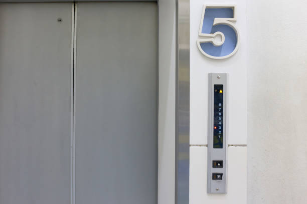 primer plano de la puerta del ascensor 5o piso - elevator push button stainless steel floor fotografías e imágenes de stock