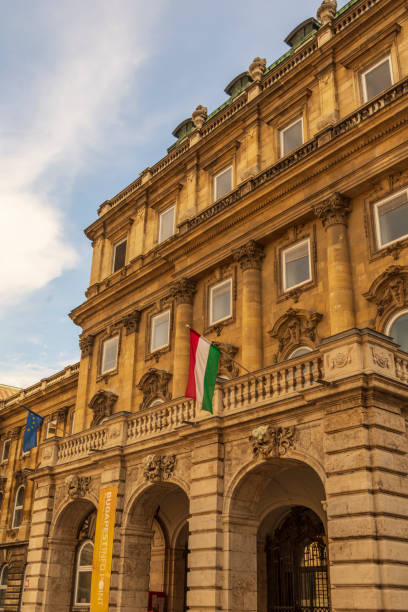 palacio real de buda. - street royal palace of buda budapest hungary fotografías e imágenes de stock