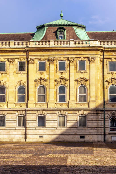 palacio real de buda. - street royal palace of buda budapest hungary fotografías e imágenes de stock