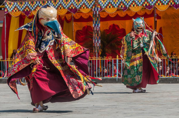 cham dancers en el monasterio de shechen, boudhanath, katmandú, nepal - cham mask fotografías e imágenes de stock