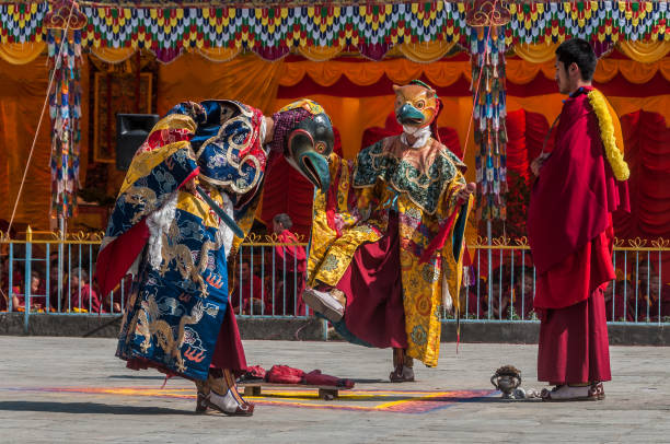 cham bailarines y monje tibetano en el monasterio de shechen, boudhanath, katmandú, nepal - cham mask fotografías e imágenes de stock