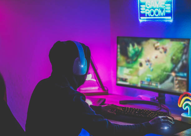 Young streamer gamer playing at strategy game in broadcast browser - Male guy having fun gaming and streaming online - New technology game trends and entertainment concept - Focus on right hand joven streamer jugador jugando en el juego de estrategia en el navegador de difusión - hombre que se divierte juegos y streaming en línea - nuevas tendencias de juegos de tecnología y concepto de entretenimiento - enfoque en la mano derecha