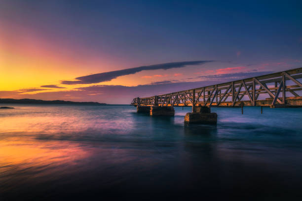 cais na cidade portuária de luderitz no por do sol em namíbia do sudoeste - luderitz city - fotografias e filmes do acervo