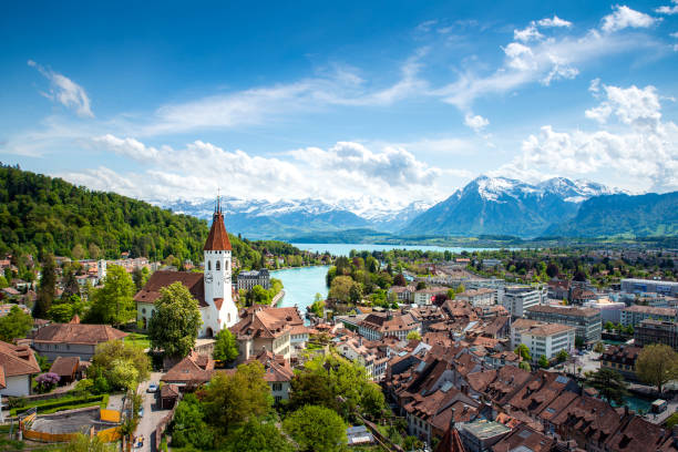 알프스와 스위스 의 thunersee 호수와 베른의 주에 툰 시의 파노라마. - berne canton switzerland landscape travel 뉴스 사진 이미지