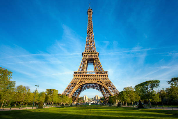 vista panoramica panoramica sul paesaggio sulla torre eiffel e parco durante la giornata di sole a parigi, in francia. concetto di viaggi e vacanze. - eiffel tower paris france famous place france foto e immagini stock