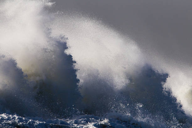 grandi onde che si infrangono sul molo di ijmuiden, paesi bassi - ijmuiden foto e immagini stock
