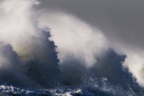 big waves crashing over the pier of ijmuiden, netherlands - ijmuiden imagens e fotografias de stock