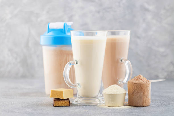 bouteille de shake protéinée, poudre et barres - milk shake blended drink food and drink photgraph photos et images de collection