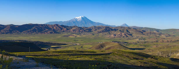 Igdir, Turkey, Middle East - July 01, 2019: breathtaking view of Mount Ararat, Agri Dagi, the highest mountain in the extreme east of Turkey accepted in Christianity as the resting place of Noah's Ark, a snow-capped and dormant compound volcano igdir, turquía, oriente medio: impresionante vista del monte ararat, agri dagi, la montaña más alta en el extremo este de turquía aceptada en el cristianismo como el lugar de descanso del arca de noé, un volcán compuesto nevado e inactivo