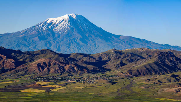 Igdir, Turkey, Middle East - July 01, 2019: breathtaking view of Mount Ararat, Agri Dagi, the highest mountain in the extreme east of Turkey accepted in Christianity as the resting place of Noah's Ark, a snow-capped and dormant compound volcano igdir, turquía, oriente medio: impresionante vista del monte ararat, agri dagi, la montaña más alta en el extremo este de turquía aceptada en el cristianismo como el lugar de descanso del arca de noé, un volcán compuesto nevado e inactivo