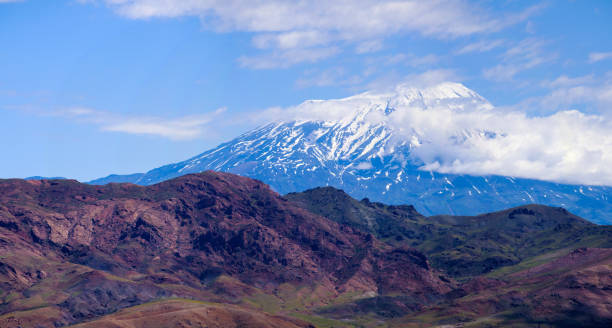 Igdir, Turkey, Middle East - July 01, 2019: breathtaking view of Mount Ararat, Agri Dagi, the highest mountain in the extreme east of Turkey accepted in Christianity as the resting place of Noah's Ark, a snow-capped and dormant compound volcano igdir, turquía, oriente medio: impresionante vista del monte ararat, agri dagi, la montaña más alta en el extremo este de turquía aceptada en el cristianismo como el lugar de descanso del arca de noé, un volcán compuesto nevado e inactivo