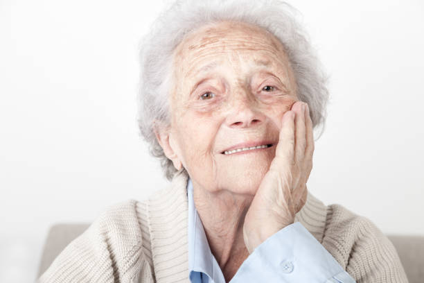肖像先輩女性、90歳以上 - old armchair women senior adult ストックフォトと画像