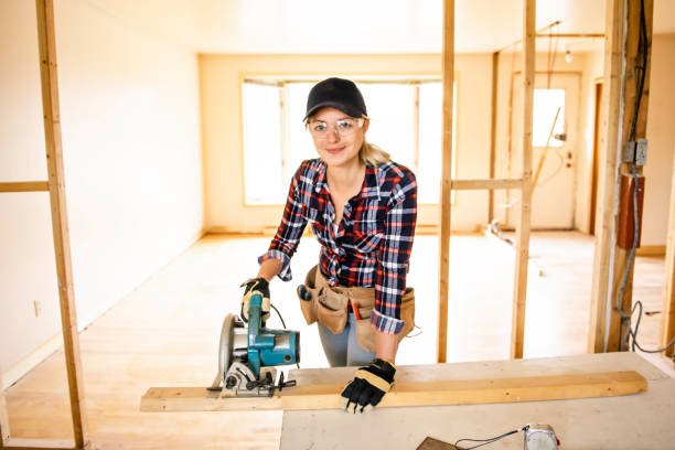 um trabalhador da mulher na renovação do workroom do carpinteiro - circular saw - fotografias e filmes do acervo