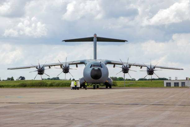 エアバスa400m軍用貨物機 - military transport airplane ストックフォトと画像