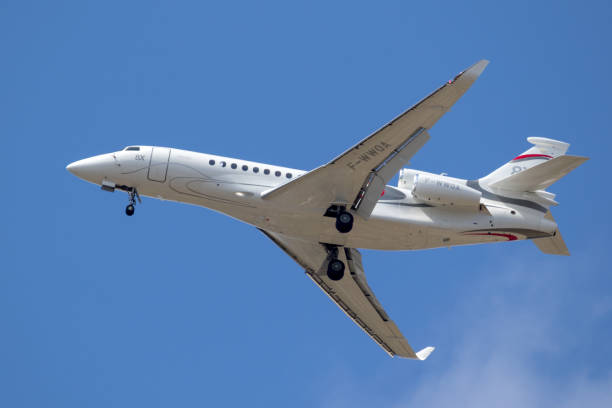 бизнес-джет dassault falcon 8x - falcon стоковые фото и изображения