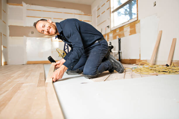 um trabalhador masculino instala o assoalho de madeira em uma casa - wood laminate flooring floor nail hammer - fotografias e filmes do acervo