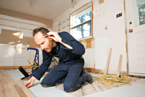 um trabalhador masculino instala o assoalho de madeira em uma casa - wood laminate flooring floor nail hammer - fotografias e filmes do acervo