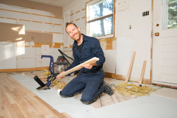 un trabajador masculino instala piso de madera en una casa - wood laminate flooring floor nail hammer fotografías e imágenes de stock