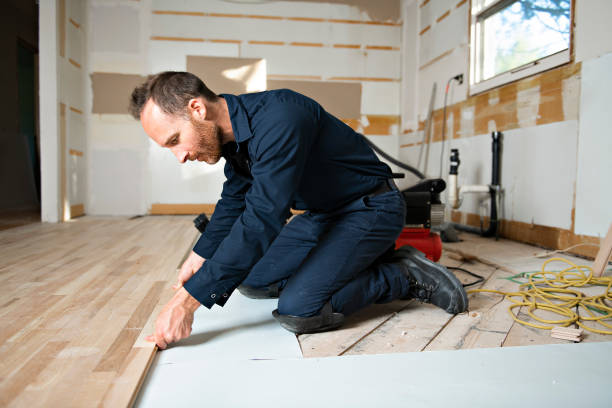 un trabajador masculino instala piso de madera en una casa - wood laminate flooring floor nail hammer fotografías e imágenes de stock