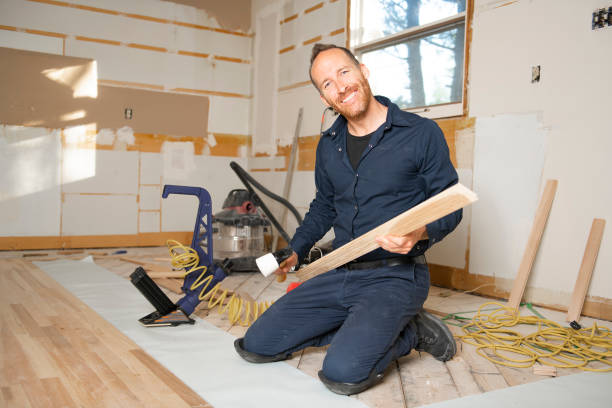 um trabalhador masculino instala o assoalho de madeira em uma casa - wood laminate flooring floor nail hammer - fotografias e filmes do acervo
