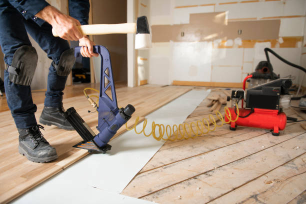 un trabajador masculino instala piso de madera en una casa - wood laminate flooring floor nail hammer fotografías e imágenes de stock