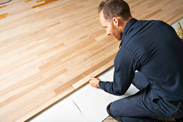 un operaio di sesso maschile installa un pavimento in legno su una casa - drill power tool work tool carpenter foto e immagini stock