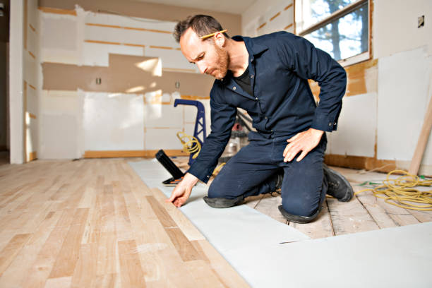 un trabajador masculino instala piso de madera en una casa - wood laminate flooring floor nail hammer fotografías e imágenes de stock
