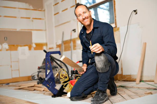 un trabajador masculino instala piso de madera en una casa - wood laminate flooring floor nail hammer fotografías e imágenes de stock