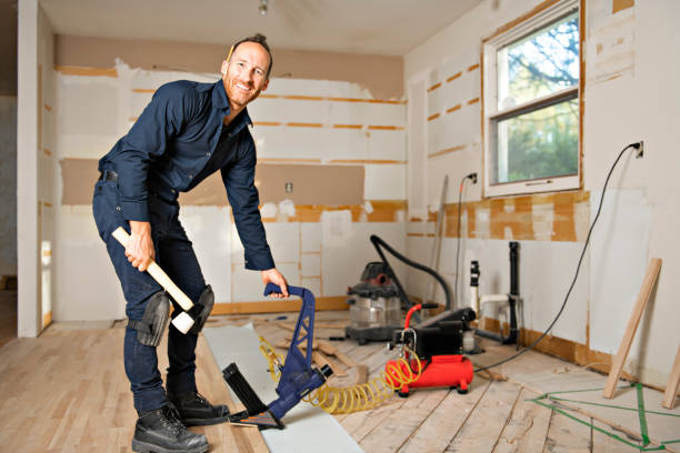 um trabalhador masculino instala o assoalho de madeira em uma casa - wood laminate flooring floor nail hammer - fotografias e filmes do acervo