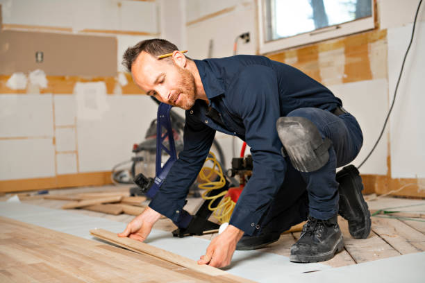 um trabalhador masculino instala o assoalho de madeira em uma casa - wood laminate flooring floor nail hammer - fotografias e filmes do acervo