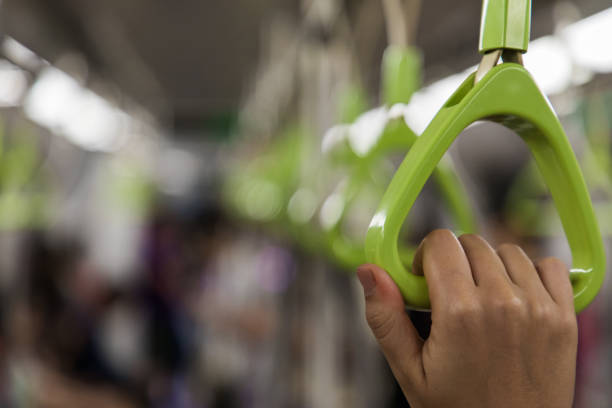 コピースペースでシンガポールの地下鉄の中でハンドルをつかむ女性の手のクローズアップ - bus inside of people train ストックフォトと画像