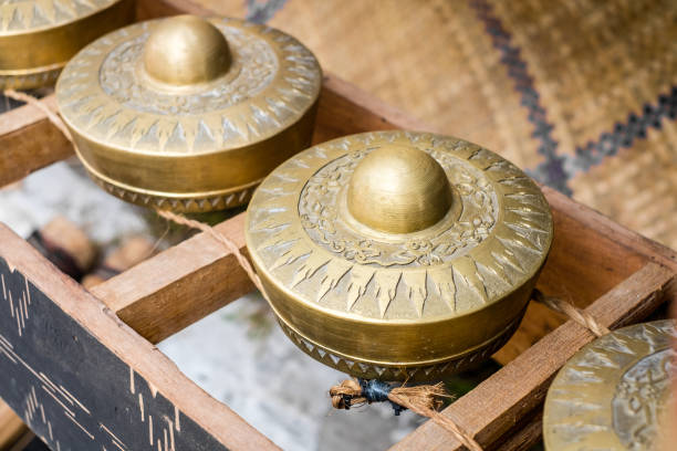 klintang o kulintang gongs hechos a mano y hechos a mano de los nativos del sur de mindanao, filipinas - gong percussion instrument philippines kulintang fotografías e imágenes de stock