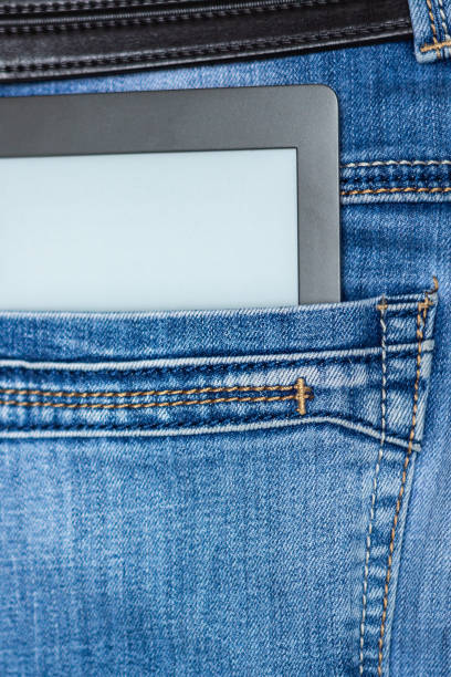 un e-reader nascosto in una tasca di pantaloni jeans - reading book text printed media foto e immagini stock