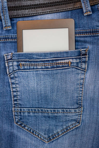 un e-reader nascosto in una tasca di pantaloni jeans - reading book text printed media foto e immagini stock